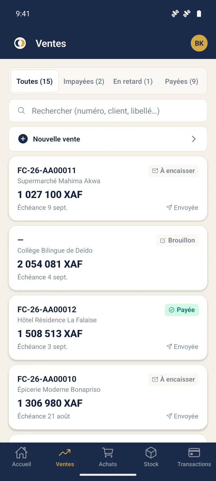 Liste des factures clients sur mobile avec statuts À encaisser, Payée et Brouillon, et montants en XAF.